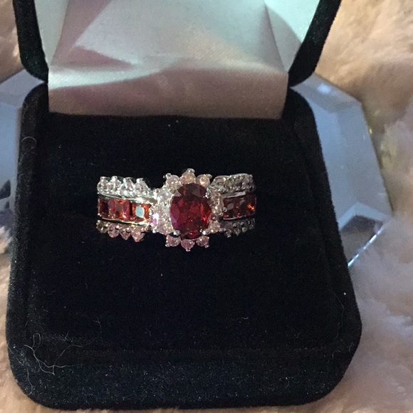 Jewelry - Beautiful 10kt white gold, Red Gemstone ring